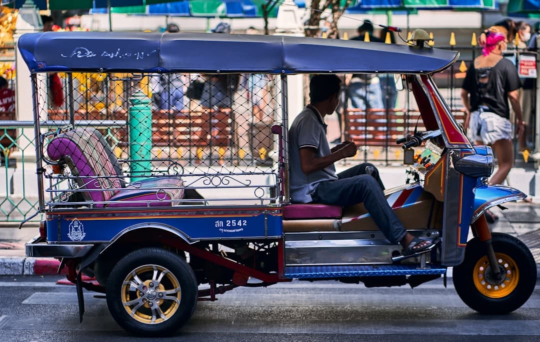 Tuk-tuk dans une rue animée de Bangkok, Thaïlande
