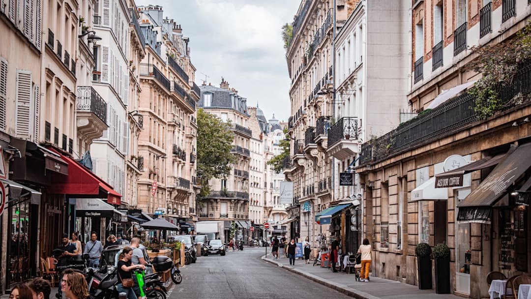 Voyageur avec smartphone dans une rue en France