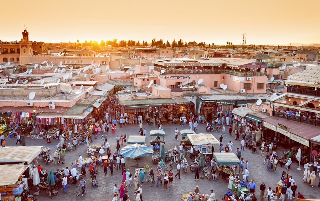 Rue animée de Marrakech, Maroc