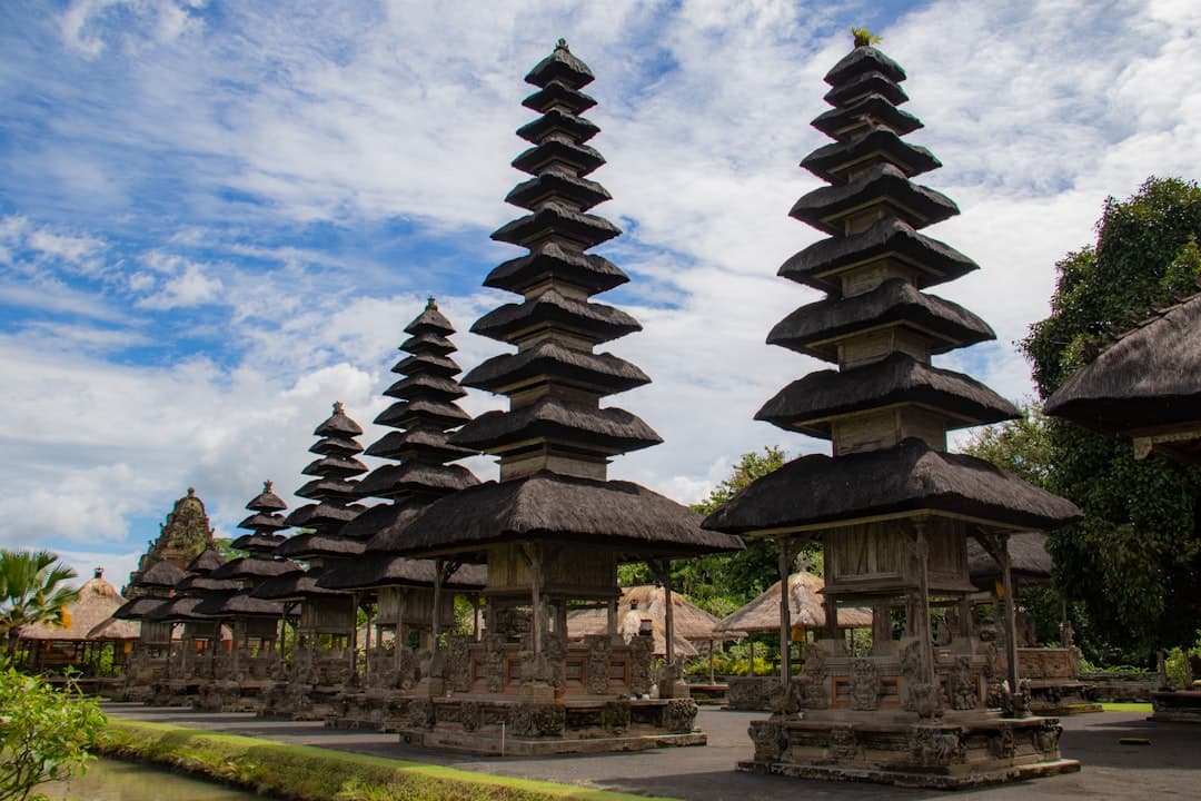 Plage et temple à Bali, Indonésie