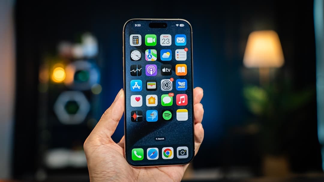 Main tenant un iPhone affichant l'écran d'accueil, pour installer une eSIM