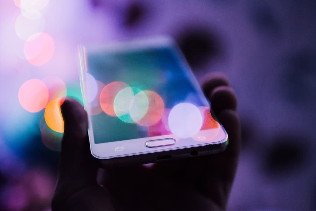 Main tenant un smartphone Android, pour activer une eSIM